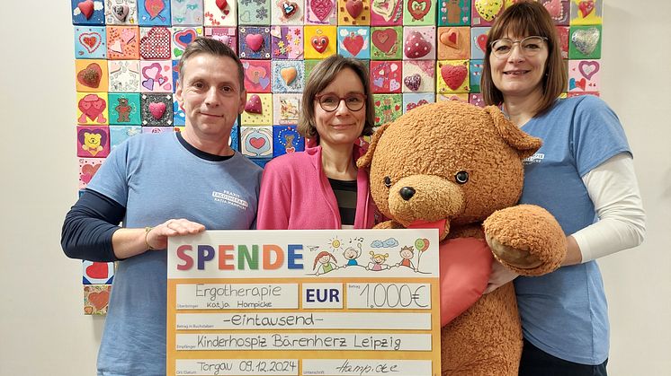 Andreas Kadura und Katja Hampicke übergeben freudig den Spendenscheck an Anke Voigt (Bärenherz)