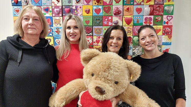 Elvira Wegner (l.) vom Kinderhospiz nahm die Spende entgegen von Maria Zubatova, Anja Görs-Brettin und Janine Winkler