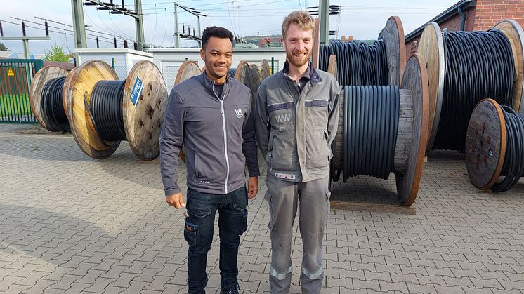 Mit Leidenschaft für eine sichere Stromversorgung in Höxter: Alexander Hannibal und Henrik Offergeld (rechts) leiten die Betriebsstelle