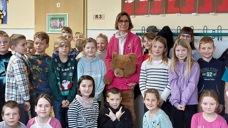 Schüler und Schülerinnen der Wieratalschule mit Anke Voigt (Bärenherz)