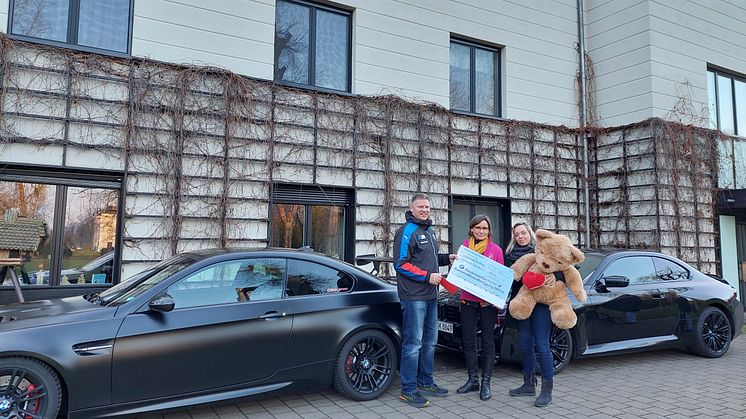 Ralf Meinhold und Lisa Herrnleben übergeben Spendenscheck an Anke Voigt (Bärenherz)