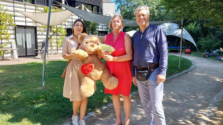 Kristin und Christian Röhlinger übergaben die Spende an Elvira Wegner vom Kinderhospiz (Mitte)