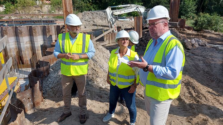 Gemeinsam mit dem Vorsteher des Zweckverbandes Region Finowkanal, Dr. Adolf Maria Kopp, besichtigten Annett Klingsporn, Bgm. von Marienwerder, und Landrat Daniel Kurth die Baustelle an der Schleuse Ruhlsdorf. Foto: Landkreis Barnim/Bloch