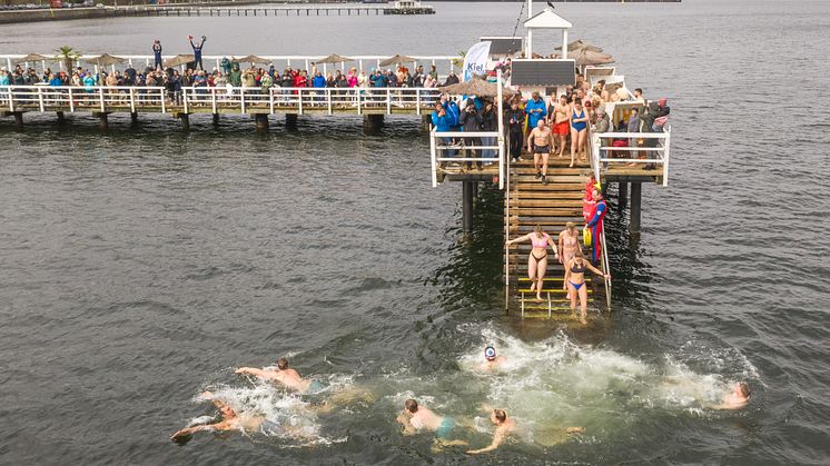 Mutige Kieler*innen wagen den ersten Sprung in die Kieler Förde