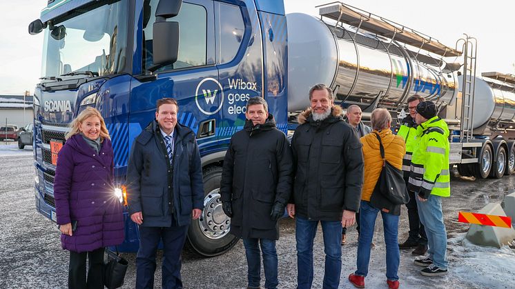 Kuvassa vasemmalta: Suomen suurlähettiläs Maimo Henriksson, Suomen ulkomaankauppa- ja kehitysministeri Ville Tavio sekä Jonas Wiklund CEO Wibax Group ja Tero Väyrynen CEO Wibax Finland Oy.