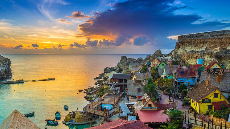 Das Filmdorf Popeye-Village Sweethaven in der Anchor Bay im Nordwesten Maltas blieb nach den Dreharbeiten stehen.
