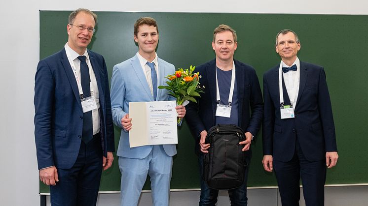 v.l.: Prof. Dr.-Ing. Jörg Reiff-Stephan, Vorstandsvorsitzender VFAALE, Preisträger Niklas Döberitz, Markus Englhardt von der Siemens AG (Hauptsponsor des Awards) und Prof. Dr. Jens Jäkel, Sprecher im Beirat / VFAALE Bild: Stenzel, VFAALE