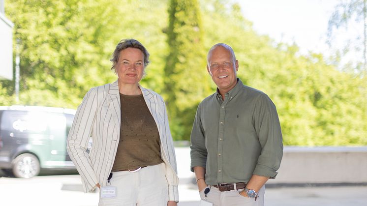 Daglig leder Trine Maren Skott-Myhre og markedssjef Kolbjørn Stuvebakken har satt sammen 15 huskelapper for sommerens kontorsjekk.