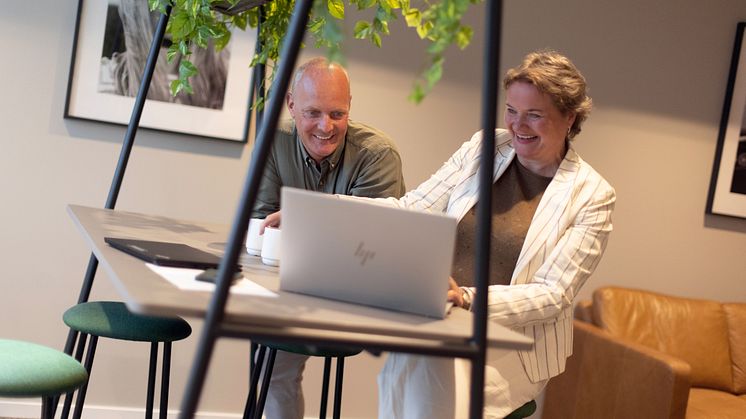 Kolbjørn Stuvebakken og Trine Maren Skott-Myhre legger tilrette for et mer fleksibelt arbeidsliv.