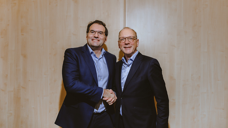 Handshake für Open Access (v.l.): Ruben Queimano, Chief Commercial Officer von Deutsche Glasfaser und Timo von Lepel, Geschäftsführer der NetCologne, setzen sich gemeinsam für fairen Wettbewerb und gegen Doppelausbau von Glasfasernetzen ein.