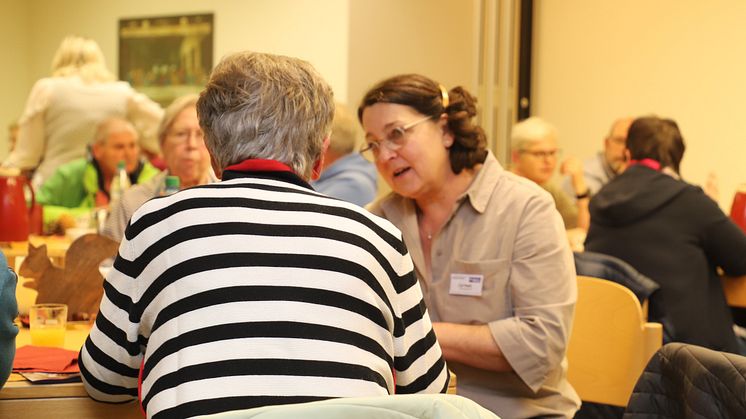 Gesundheits- und Krankenpflegerin, Parkinson Nurse, Carmen Weber, im Gespräch mit Gästen des ersten Parkinson-Cafés der Hephata-Klinik. (Foto: Hephata-Archiv/Melanie Schmitt)