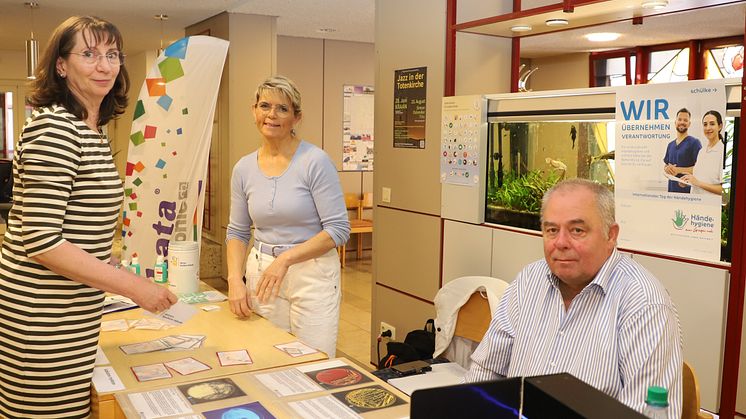 Astrid Schäfer, Mitarbeiterin im Chefarztsekretariat (links), machte beim Gewinnspiel am Aktionsstand im Foyer der Hephata-Klinik mit. Hygienefachkraft Marion Schäfer und Krankenhaushygieniker Dr. Olaf Bensch gaben hier Tipps zum Thema Handhygiene.