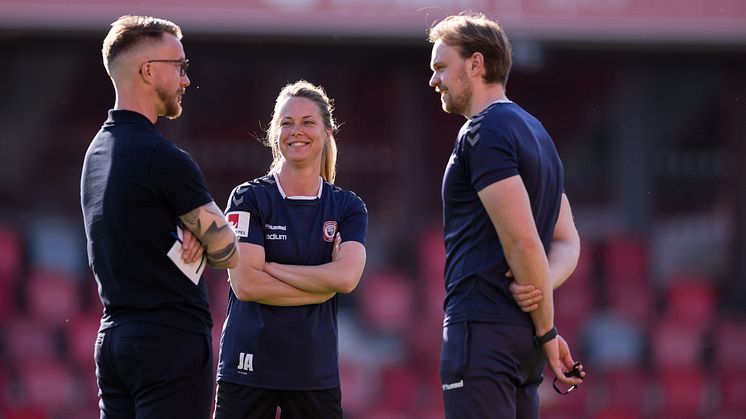 Växjö DFFs huvudtränare Olof Unogård och Kristianstads tränare Johanna Almgren och tränare Daniel Angergård inför fotbollsmatchen i OBOS Damallsvenskan mellan lagen den 20 maj 2024