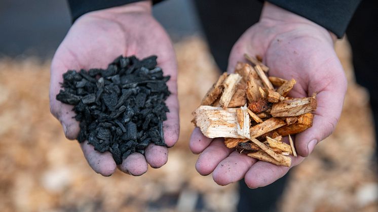 Genom att nyttja det biobränsle som används för att producera fjärrvärme, och i en syrefattig miljö bränna denna till biokol, bidrar Solör Bioenergi till minskad klimatpåverkan. Fotograf: Marit Lasson