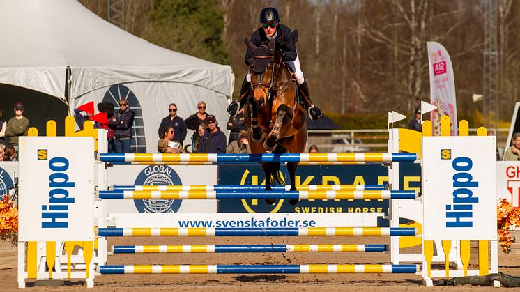 Douglas Lindelöw & Charlie's Way tog hem Grand Prix 145cm på Mantorp Hästsportarena v.15