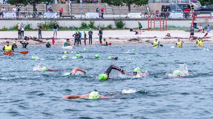 Knapp 200 Schwimmer*innen gehen am Samstag beim Lighthouse Swim in Kiel-Schilksee an den Start