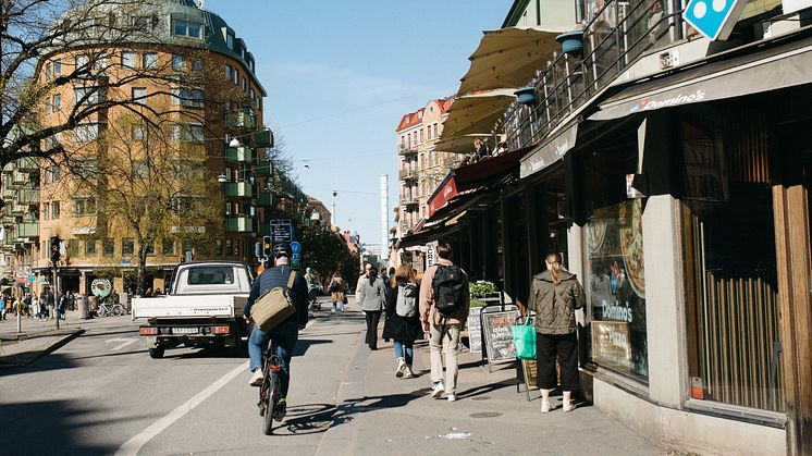 På Ernst Jungens Plats där Landsvägsgatan mynnar i Linnégatan (t v) trängs nu gående och cyklister på en mycket liten yta. Genom att flytta bilarna skapas plats för en bredare trottoar och cykelbana, uteserveringar och grönska. Bild: Göteborgs Stad