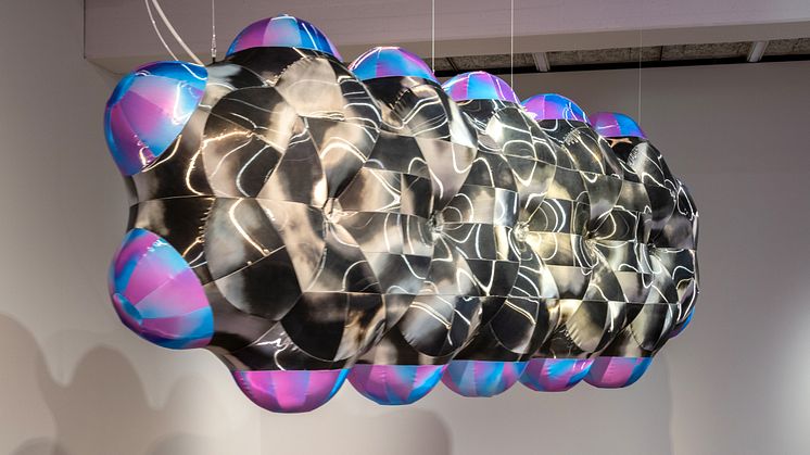 Benzene Float (Pentacene) 2025 är ett av de nyproducerade verk av den kuwaitiska konstnären Monira Al Qadiri som visas på Göteborgs konstmuseum i sommar. Foto: Hossein Sehatlou