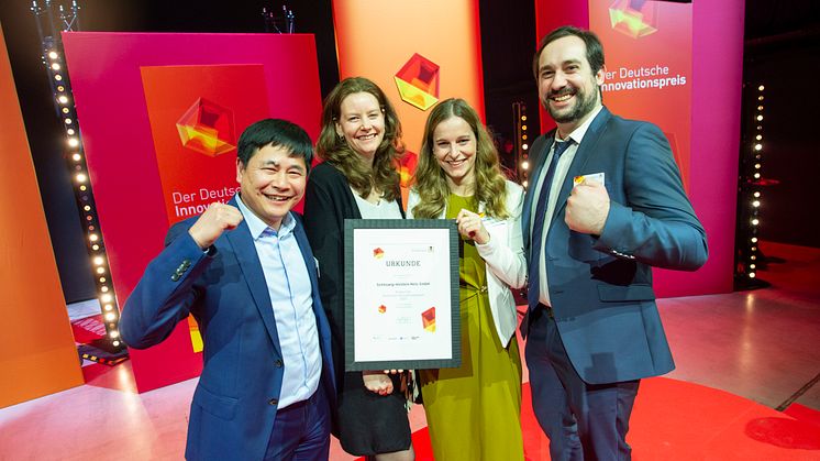 Preisverleihung in München: (v.l.) Dr. Xiaohu Tao, Lisa Fritz, Lisa Hebenstreit (Geschäftsführerin Netztechnik bei SH Netz) und Alexander Kroggel. Foto: Marc-Steffen Unger 