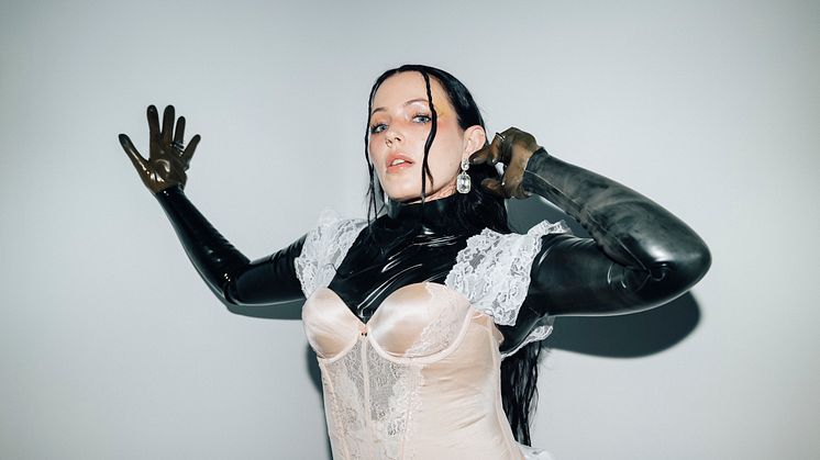 I fredags släpptes hennes nya hyllade album "Okej att dö" och nu står det klart att Miriam Bryant återvänder som en av dragplåstren till Åre Sessions, 30 apr-4 maj 2025.