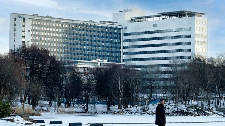 Nya vårdbyggnaden har 14 våningar och är cirka 65 meter hög. På taket finns en helikopterflygplats som kan slussa patienter till akutmottagningen på 40 sekunder. Foto: Carin Wesström, Danderyds sjukhus.