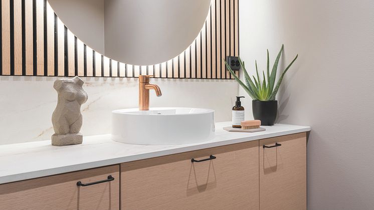 Puustelli tar sin välkända design och hållbarhet från köket till hela hemmet – även badrum, hall och tvättstuga. Med fokus på funktion, miljö och estetik skapas smarta, slitstarka lösningar som håller över tid och binder ihop hemmet till en helhet