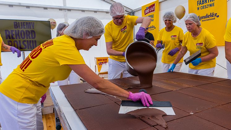 Słodki rekord pobity! Fabryka Mondelez z Cieszyna wyprodukowała największy czekoladowy wafel w Polsce.