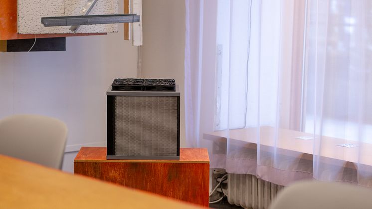 Luftrenare med HEPA-filter, en del av utställningen CRIP av Diktgymnasiet och Konstfrämjandet Västmanland, 2025.
