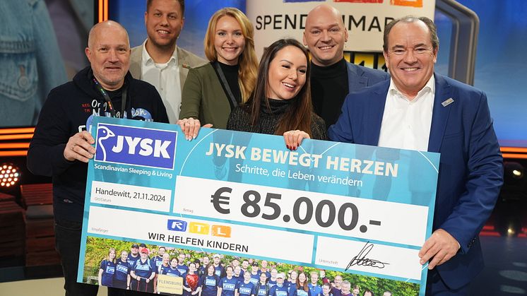 Übergabe des Spendenschecks von JYSK beim RTL Spendenmarathon