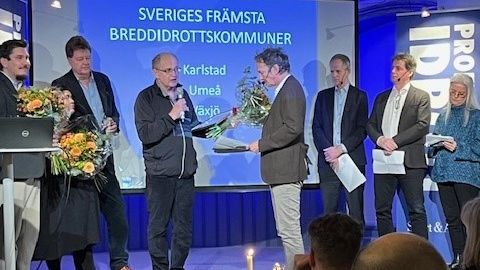 Ari Leinonen (S), ordförande i fritidsnämnden, tar emot utmärkelsen Sveriges främsta breddidrottskommun.