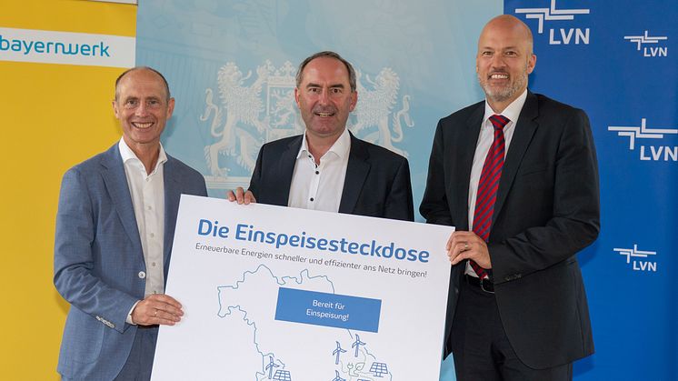 Bayernwerk-Vorstandsvorsitzender Dr. Egon Leo Westphal (rechts) und LEW-Vorstand Christian Barr (links) stellen mit dem bayerischen Wirtschaftsminister Hubert Aiwanger das Konzept der Einspeisesteckdose vor.