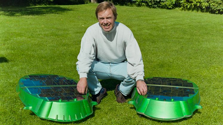 Lars Andersson med prototyper av Solar Mower, år 1993.