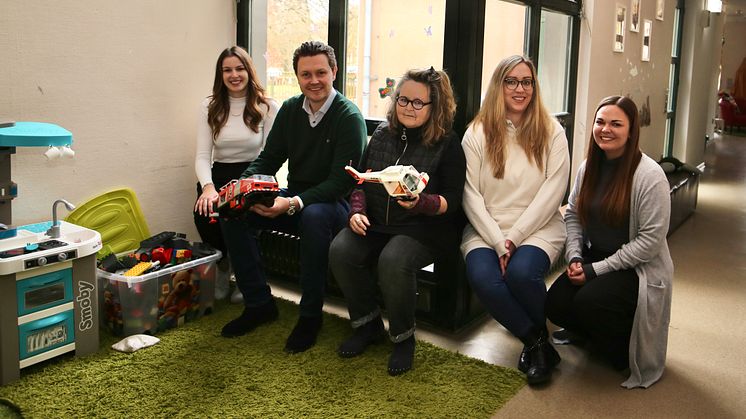 Freuen sich über die Spende (v. l.): Gina-Maria Borgerding (Spendenbeauftragte), Marcel Sauerhoff (Vertrauensperson bei Lidl), Bettina Röder-Niemand (Teamleitung), Marina Nauth (pädagogische Fachkraft) und Hanna Eisenacher (pädagogische Leitung). 