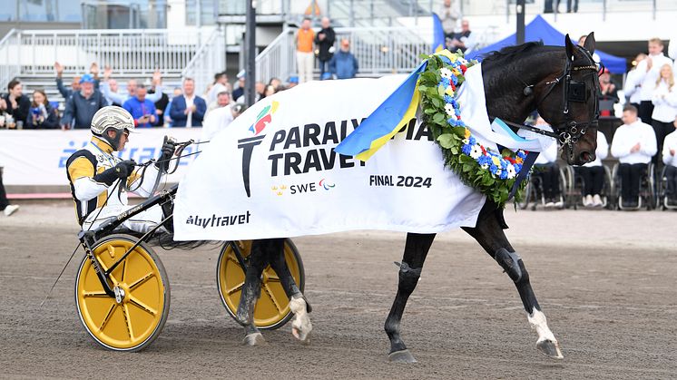 Per Nordström och Önas Prince segerdefilerar efter vinsten i Paralympiatravets final 2024. Foto: Malin Albinsson/TR Bild.
