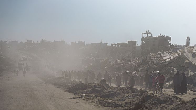 Människor återvänder till vad som finns kvar av deras hem under vapenvilan tidigare i år. Bild från januari 2025. Foto: Alef Multimedia Company/ Oxfam