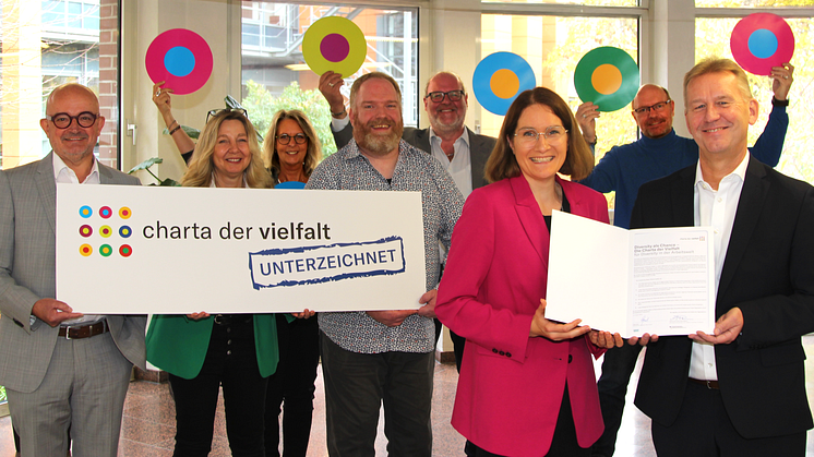 Die Geschäftsführer Andreas Speith (Westfalen Weser Netz; links) und Jürgen Noch (Westfalen Weser Energie, rechts) freuen sich mit Vertreter*innen der Schwerbehindertenvertretung und des Betriebsrats sowie der Gleichstellungsbeauftragten.