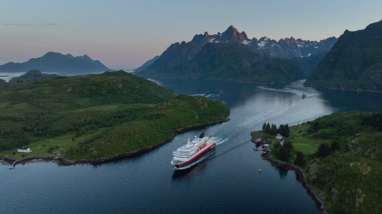 MS Richard With i Svartsundet, like ved Trollfjorden i Nordland. Foto: Espen Mills / Hurtigruten