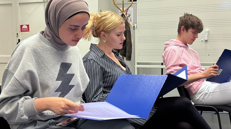 Hadjer Alwan Hanna Chernihova Stanislav Mosin är några av de unga författarna som deltagit i det unika bokprojektet. Foto: Författarskolan