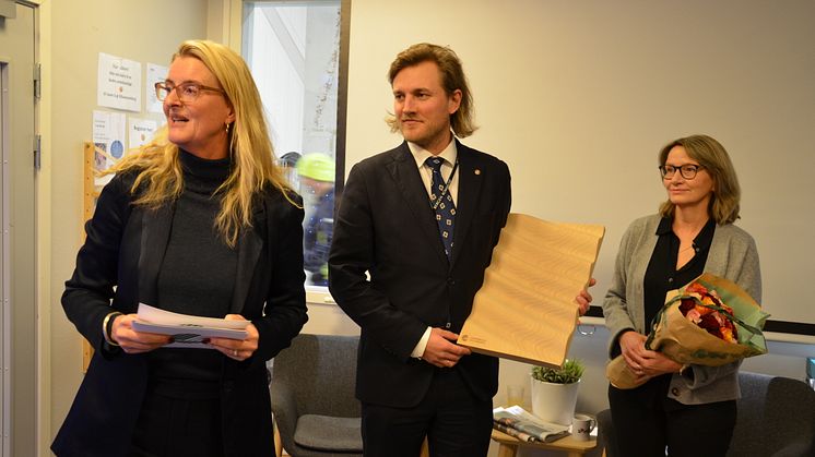 Jacob Mæhle, Finansbyråd i Bergen, og Birgitte Gullestad, leder for innkjøp (konsern) i Bergen, mottok den gjeve miljøprisen på svanemerkede Elis Vaskeri, som blant annet vasker kommunens uniformer til helsetjenesten.