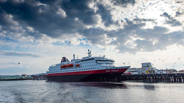 MS Kong Harald er ett av tre hybridskip i Hurtigrutens flåte. Neste år kommer nok et hybridskip til flåten etter at MS Nordlys skal oppgraderes med blant annet nye motorer og batteripakker. Foto: Ørjan Bertelsen / Hurtigruten