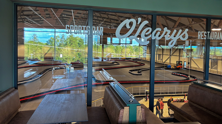 På O'Learys Racehall Tumba kommer man ha full överblick av vad som händer på banan genom ett stort panoramafönster mitt i restaurangen