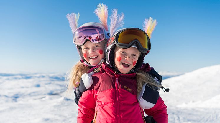 Påskglädje i fjällen! Sol, snö och lek – Vemdalen bjuder in till en oförglömlig påsk för hela familjen.