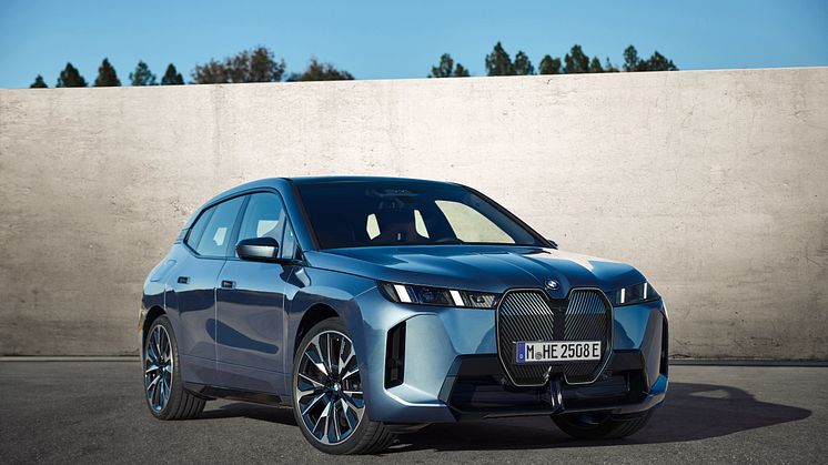 BMW iX xDrive60 i farven Arctic Race Blue