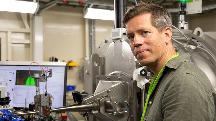 Magnus Andersson på MAX IV-laboratoriet i Lund, vid experimentuppställningen på strålröret CoSAXS. Foto: Emelie Hilner