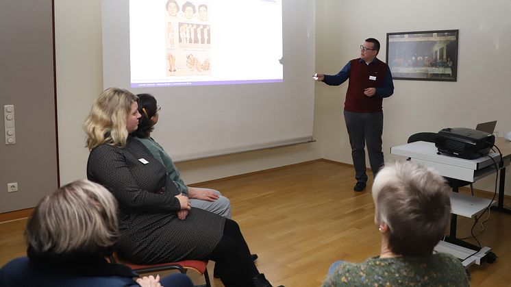 Dr. Sven Fust bei seinem Vortrag beim Arzt-Patient*innen-Seminar zum Thema Parkinson. (Foto: Hephata-Archiv/Melanie Schmitt)
