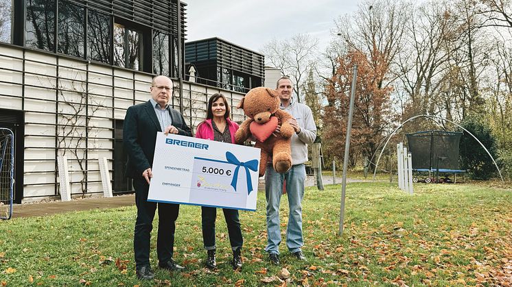 Volker Richert und Silvio Kölling übergaben die Spende an Mona Meister vom Kinderhospiz 