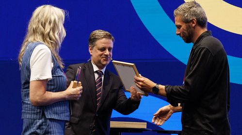 Anna Grunander och David Geiser Mellkvist från grundskoleförvaltningen i Göteborg tar emot silverdiplom vid finalen av The Eurocities Award i Braga, Portugal.  Foto: Eurocities