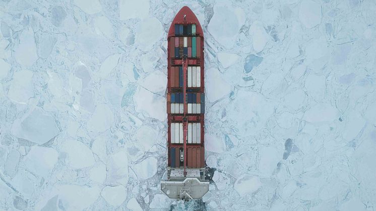 (Foto_Royal Arctic Line) Grønland er højt på den globale dagsorden og temaet for den første udgave af M/S UDSYN. Et nyt samarbejde, hvor M/S Museet for Søfart og DIIS MARITIME sætter fokus på højaktuelle maritime emner.