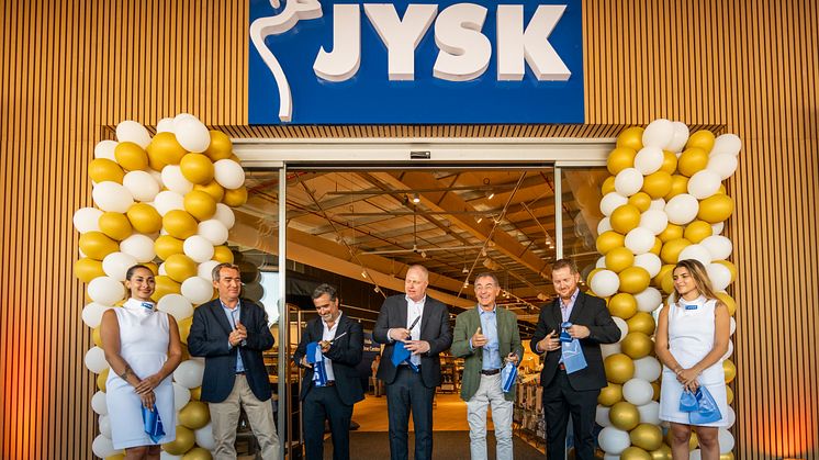 Franchise Director i JYSK, Frederik Kroun (i midten), klipper snoren sammen med General Manager hos Antelo Group, som er franchisetager i Uruguay, Pablo Barcelona (yderst til højre)