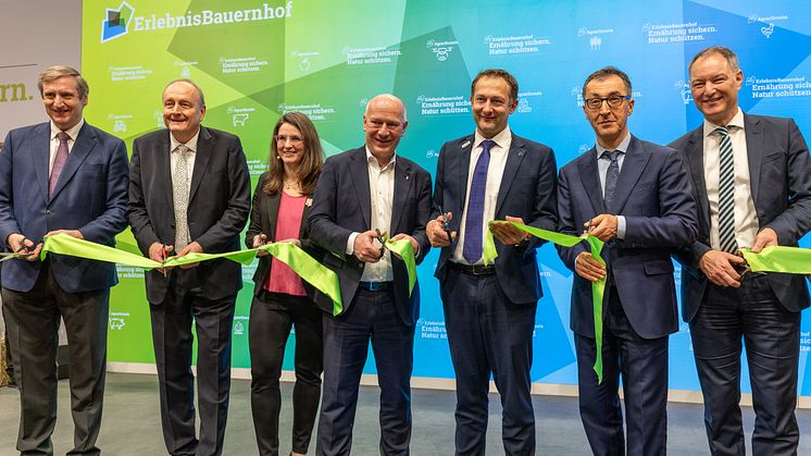 Eröffnung ErlebnisBauernhof mit u.a. Cem Özdemir (Bundeslandwirtschaftsminister), Lea Fließ (Forum Moderne Landwirtschaft), Christophe Hansen (EU-Kommissar)